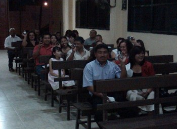 Seminar participants raise The Lord's cell phones.